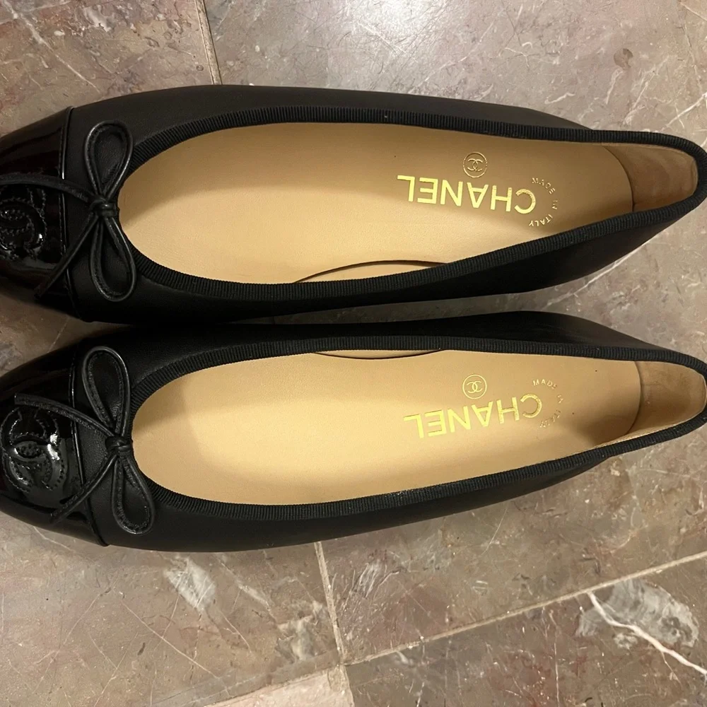 CHANEL Black Leather Ballet Flats with Patent Cap-Toe - 39.5